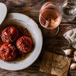 Quel vin servir avec des tomates farcies : rosé sec, rouge léger, tomates farcies rôties