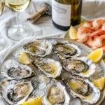 Vin fruits de mer : huîtres et crevettes avec citron et sauce
