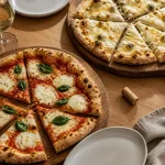 Vin pizza avec pizza Margherita et quatre fromages, verres rouge blanc rosé