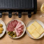 Vin raclette : vin blanc vif avec raclette, fromages et charcuterie