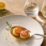 Vin saint jacques avec Saint-Jacques poêlées, verre de vin blanc sec