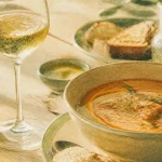 Vin soupe de poisson avec rouille orangée et croûtons à l’ail