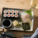 Vin sushi avec sushis, vin blanc sec, sauce soja et wasabi