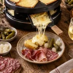 Accord mets et vins raclette : vin blanc sec avec fromage fondu, pommes de terre et charcuterie