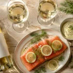 Quel vin avec saumon : verres de vin blanc sec et saumon au citron