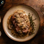 Vin filet mignon : filet mignon en sauce, rouge et blanc à table