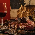 Vin rouge cote de boeuf : verre et côte de bœuf grillée