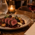 Accord mets vins chevreuil : chevreuil rosé et vin rouge grenat