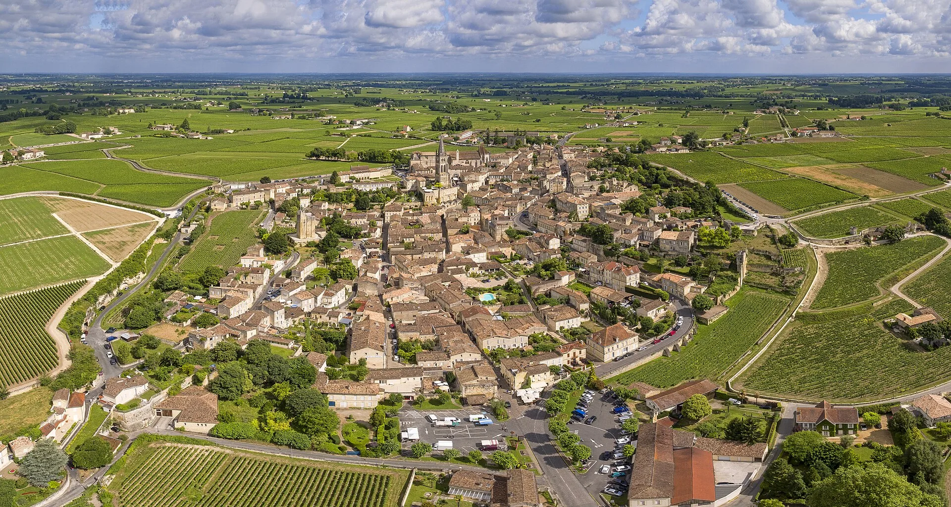 Le village de Saint-Émilion et ses vignes